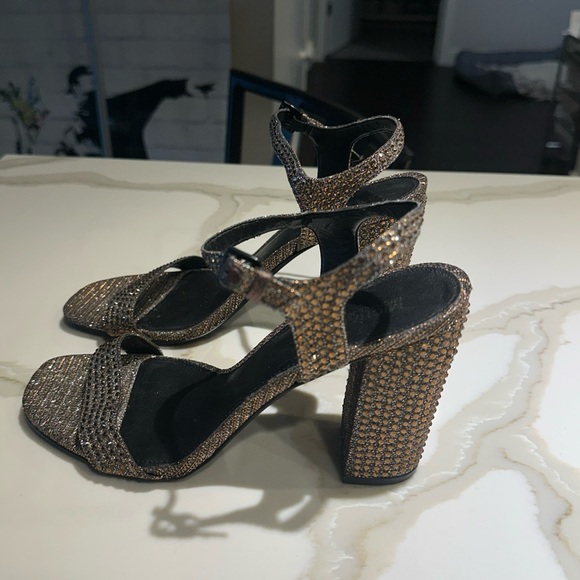 Michael Kors Francine Jewel
Embellished Block Heel Sandals
Brown / Black Size 8 - Picture 3 of 6